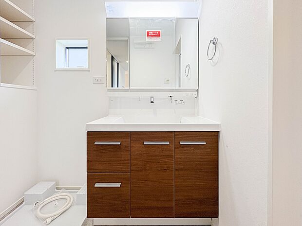 【洗面台】 十分な大きさの洗面台は、身だしなみチェックや歯磨きなど、朝の慌ただしい時間でもホテルライクなスペースで余裕とゆとりを感じて頂けます。