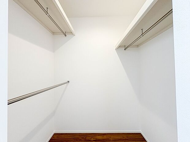 【WIC(ウォークインクローゼット)】 たくさんの洋服をかけてもシワになりにくいウォークインクローゼット。洋服以外にも、普段使わない家電やスーツケース、ストック品など何でも片付く嬉しい空間…