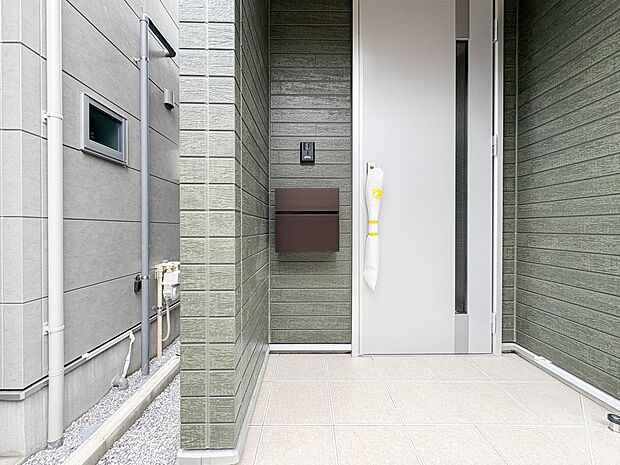 【外観】玄関ポスト、自転車などを置くスペースもあります。