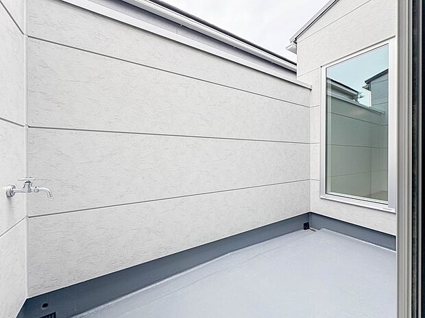 【バルコニー】 バルコニーから差し込む陽光・通風は、住環境・快適性と共に有り続ける貴重な「財産」です。