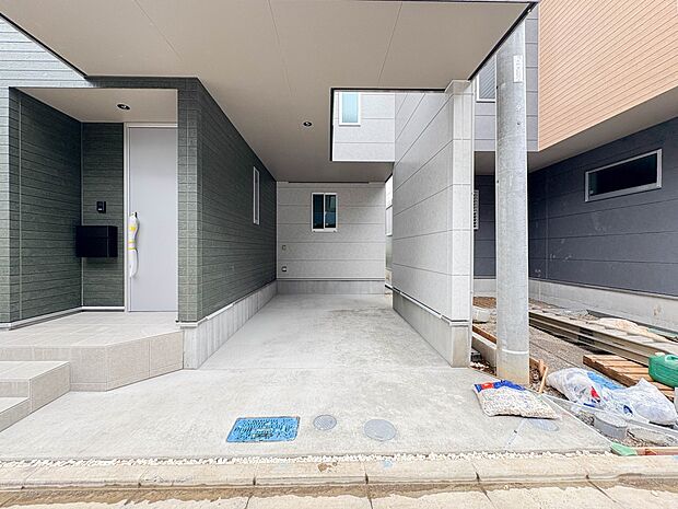 【駐車場】毎日の生活にマイカーが必須という方は、購入を検討する際、駐車場があることは大事な条件です。毎日の通勤や家族の送迎、買い物やお出かけなどクルマのある暮らしを満喫したい方は要チェック。…