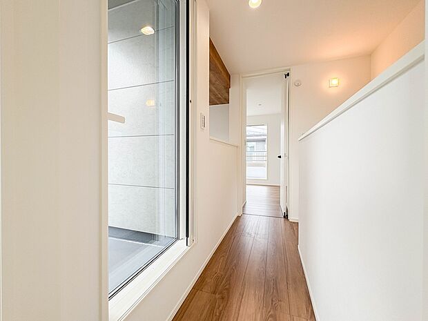 【3階廊下】充実した生活は伸びやかな居室空間から始まります。快適に・伸びやかに。心の潤いを求める方々へ。