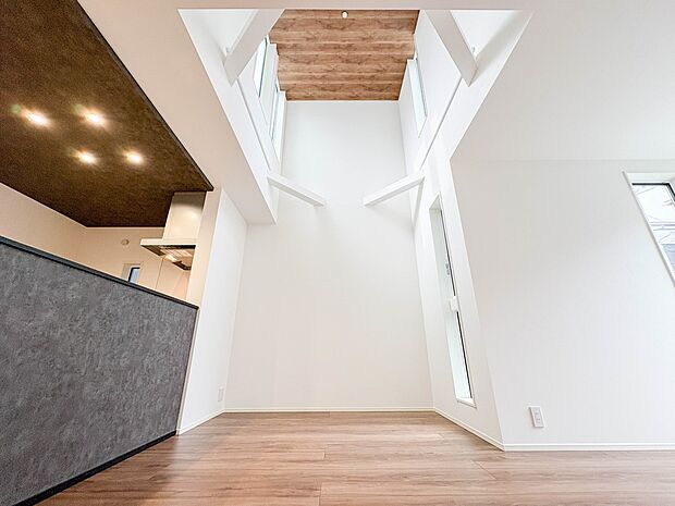 【ダイニング LDK16.1帖】吹き抜けがございます。忙しい朝でも家族揃って食事をしたいゆとりあるダイニングスペース。