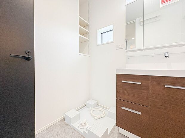 【ランドリースペース】毎日使う洗濯機。しっかりと奥行きのある置き場が確保されています。