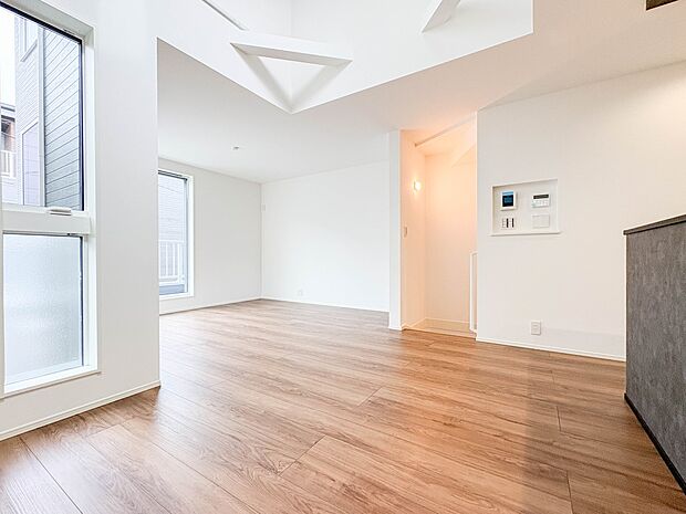 【リビングダイニング LDK16.1帖】シンプルなデザインの家は風情がある。住む人のこだわりを感じる。外観も内装もいたってシンプル。居心地がよく、家事や趣味、子育てなどにも集中できる。家も人…