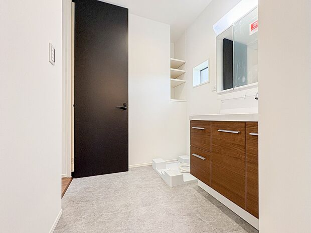 【脱衣所】洗面所は小さなプライベートスペース。歯磨き、洗顔と毎日施す個人空間。