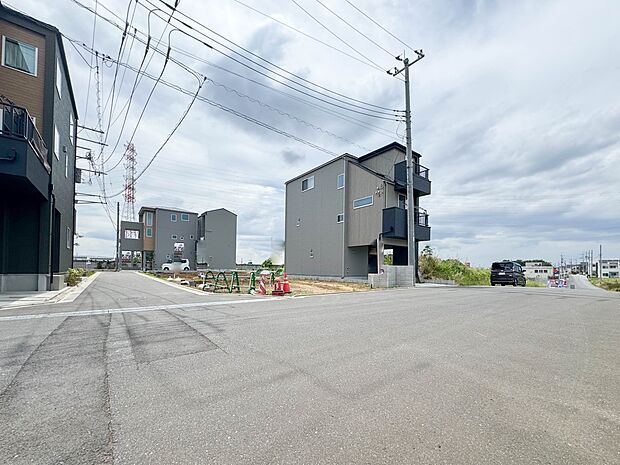 【外観】家族の温かさと陽光の暖かさ、楽しい毎日と明るい未来を予感させる「空間が織り成すひとつ先の住み心地」を演出します。