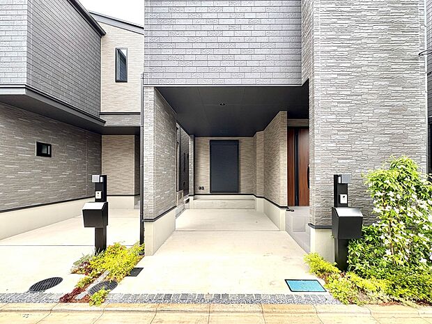 2号棟【玄関】重厚感のあるスタイリッシュな玄関扉