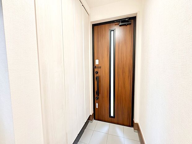 2号棟【玄関】玄関はその家と住まう人を印象づけます。それだけデザイン、機能性の存在感が大切になるわけですね。優れた防犯性、断熱性も求められます。家は玄関から始まります。