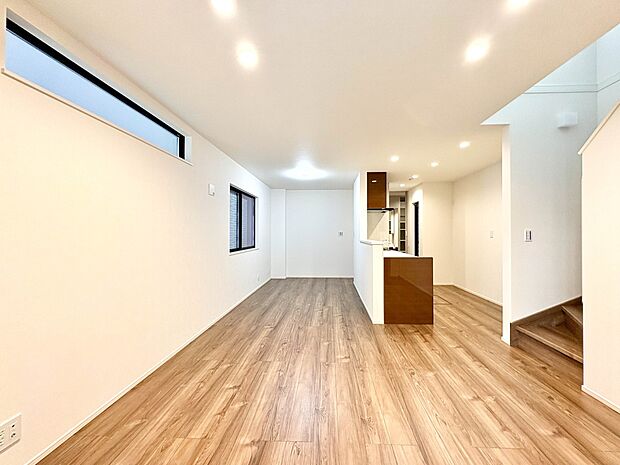 2号棟【LDK18.2帖】インテリアショップで見掛けた「あの家具」も置ける、ゆったりとした空間。時に広さが上質な寛ぎの時間になる事も。