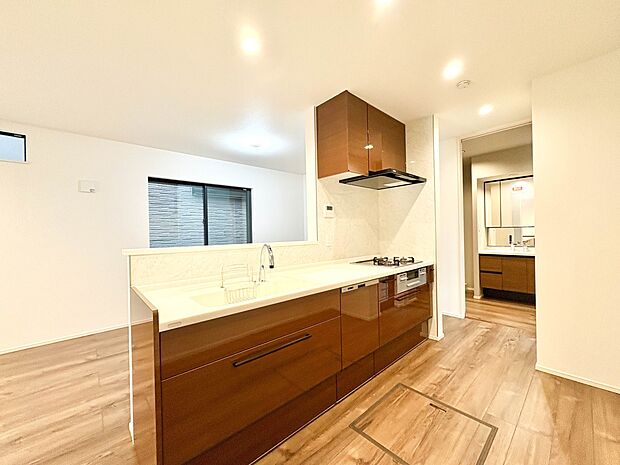 2号棟【キッチン】ナチュラルな自然光の中での調理。会話が弾む対面型キッチン。お洒落な食器類を余裕で収納できるスペース。動きやすい女性目線のキッチン動線。これからはお料理をつくる時間が劇的に変…