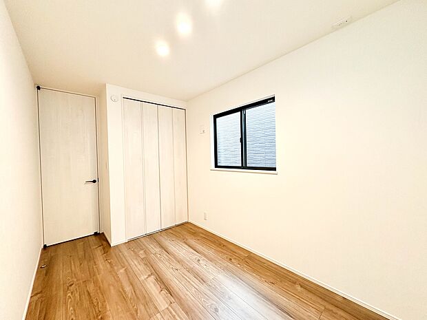 2号棟【洋室5.1帖】自然光の明るい空間でお子様と遊べます。