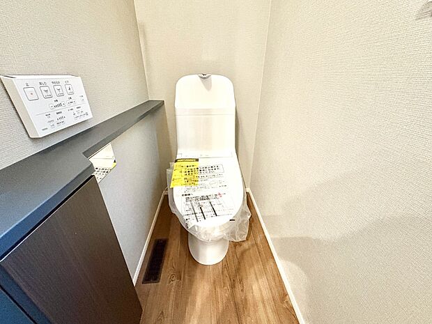 2号棟【トイレ】トイレ・ウォシュレット付。快適で衛生的な洗浄機能付温水シャワートイレです。