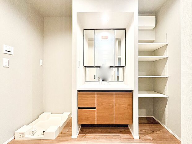 2号棟【洗面台】 十分な大きさの洗面台は、身だしなみチェックや歯磨きなど、朝の慌ただしい時間でもホテルライクなスペースで余裕とゆとりを感じて頂けます。