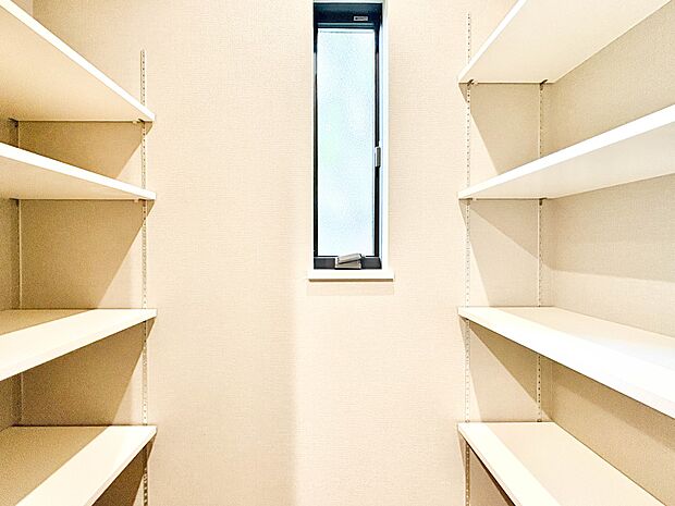 2号棟【収納】各所に配置された収納スペースは、洋服や小物はもちろんのこと、掃除機や日用予備品・お子様のおもちゃなど様々な物を収納して頂ける便利なスペースです。