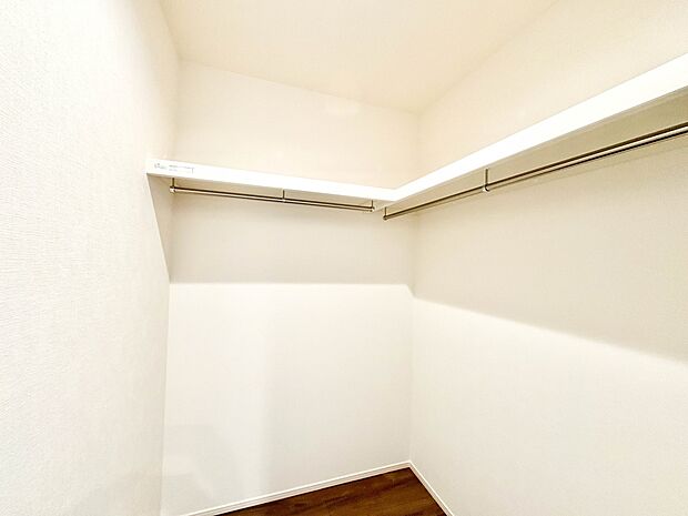 2号棟【WIC（ウォークインクローゼット）】何より、中に入れば全ての服が見てわかるので選択しやすいんです。朝の忙しいときなど便利だな〜と思いますよ。一つのスペースで済むって所がいいんですよね…