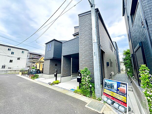 2号棟【外観】家族の温かさと陽光の暖かさ、楽しい毎日と明るい未来を予感させる「空間が織り成すひとつ先の住み心地」を演出します。