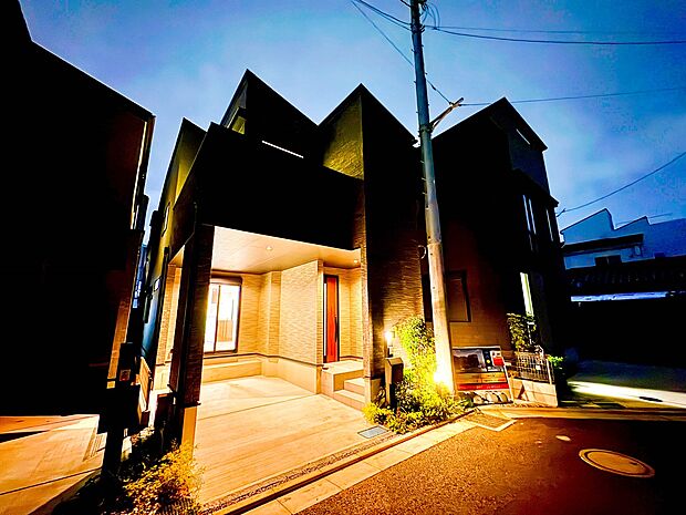 2号棟【外観】こちらの物件が少しでも気になるようでしたら、お気軽にお問合せください。人生でいちばん大きなお買い物ですので、ゆっくりご見学ください。ネット上の画像と実際の見学では、リアル感がま…