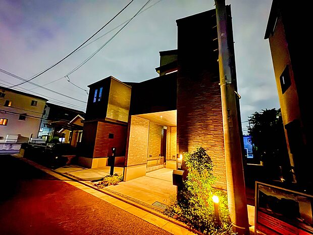 2号棟【外観】こちらの物件に少しでもご興味がありましたら、お気軽にお電話下さい。ネット上で「見えない物」「わからない事」でも、実際にご見学いただくことで、手に取るようにおわかりいただけるはず…