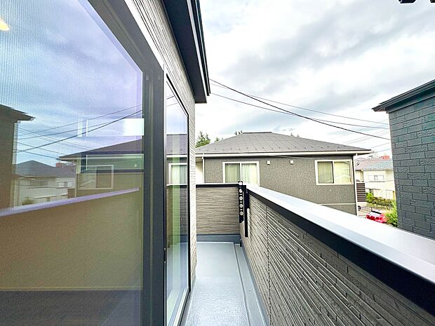 2号棟【バルコニー】  バルコニーから差し込む陽光・通風は、住環境・快適性と共に有り続ける貴重な「財産」です。