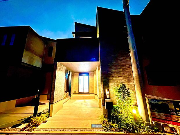 2号棟【駐車場】毎日の生活にマイカーが必須という方は、購入を検討する際、駐車場があることは大事な条件です。毎日の通勤や家族の送迎、買い物やお出かけなどクルマのある暮らしを満喫したい方は要チェ…