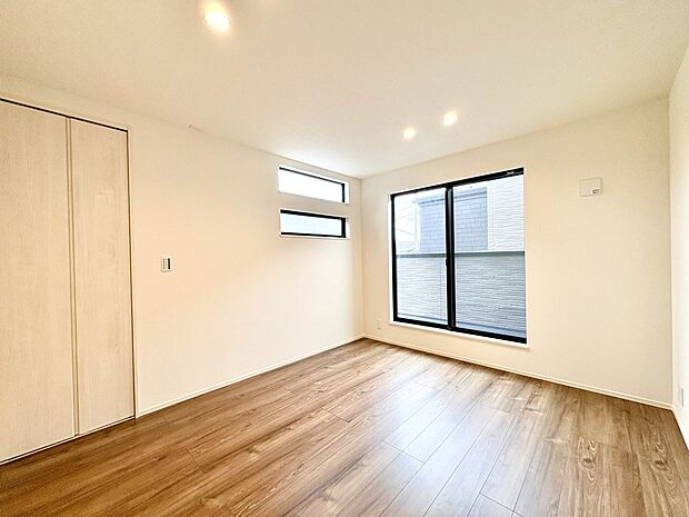 2号棟【洋室5.1帖】充実した生活は伸びやかな居室空間から始まります。快適に・伸びやかに。心の潤いを求める方々へ。