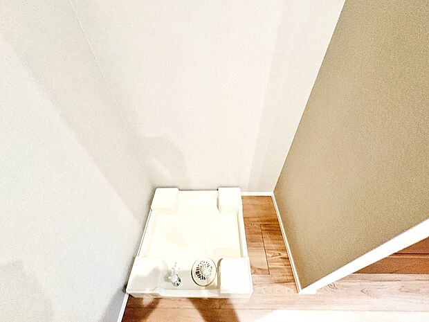 2号棟【ランドリースペース】毎日使う洗濯機。しっかりと奥行きのある置き場が確保されています。