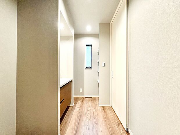 2号棟【脱衣所】洗面所は小さなプライベートスペース。歯磨き、洗顔と毎日施す個人空間。