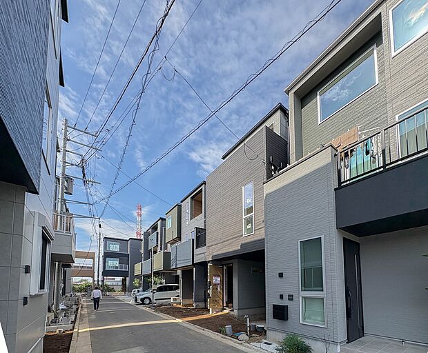 【外観 写真】陽当りや通風性など各所に施された工夫で住みやすさを実現。部屋の大きさや周辺環境・街並など、資料には掲載していない情報が現地にはたくさんございます。是非ご確認下さい。