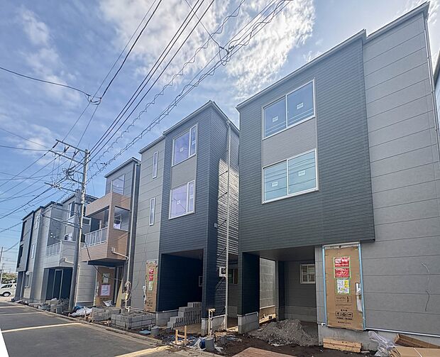 【外観】街の風景に溶けこむシンプルなカタチ。バランスがとれた玄関のハイクォリティなデザイン。存在感あふれる建物の質感。