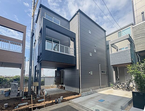 【現地】陽当りが良いと、洗濯物が乾きやすいですし、湿気やカビの心配も減るので快適です。寒い冬の日でも、日差しが届くと家の中が暖かくなりますね。