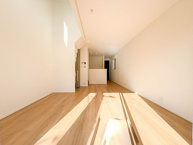 【リビングダイニング】シンプルなデザインの家は風情がある。住む人のこだわりを感じる。外観も内装もいたってシンプル。居心地がよく、家事や趣味、子育てなどにも集中できる。家も人間も熟成するほどシ…