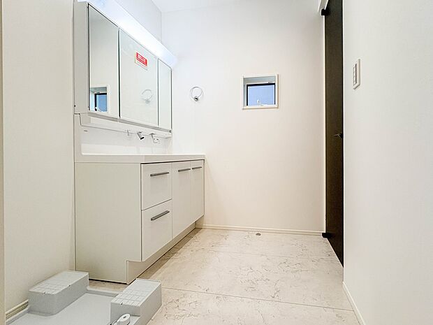 【脱衣所】洗面所は小さなプライベートスペース。歯磨き、洗顔と毎日施す個人空間。