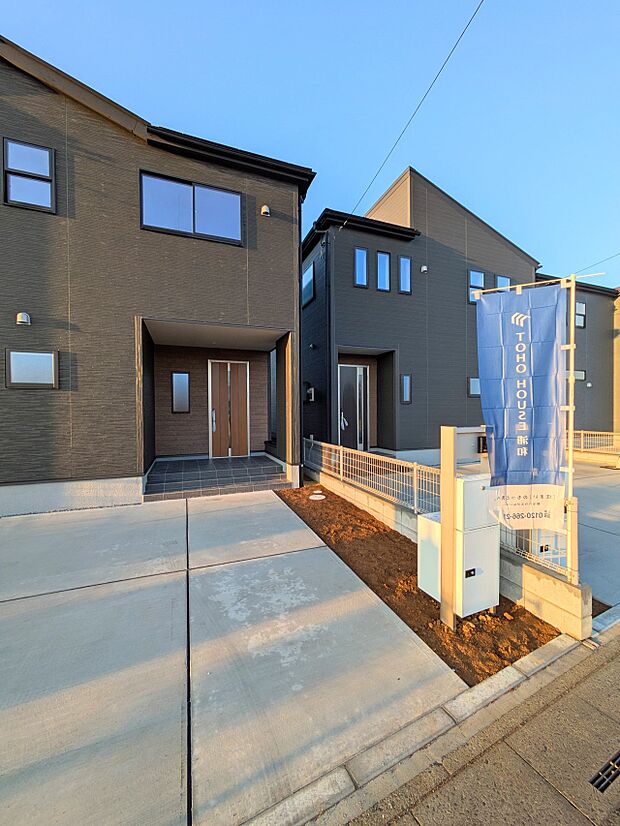 【玄関】玄関へ向かうまでのアプローチに漂う上質が期待感をもたせます。玄関は建物の顔。落着きを醸し出した自己主張が心に訴えてきます。