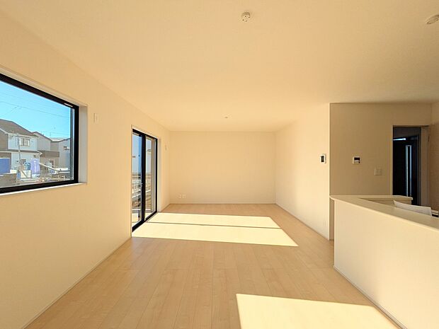 【リビング】光が溢れ、風も溢れ、居心地のよい住空間、自然体で過ごせる住空間にリビングを。それは住むというシンプルなカタチをどこまでも追求してきた結果です。新築の厳かな居住性を身体全体で感じて…