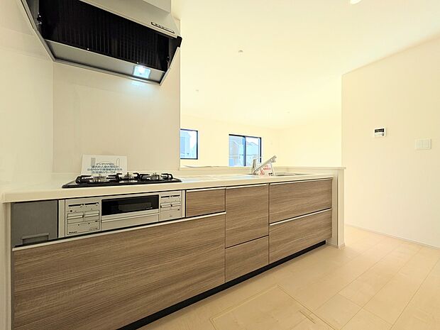 【キッチン】カウンターキッチンは広くて収納力もあるので、快適に料理をすることができます。食器や炊事用具を手の届くところに配置しやすいため調理もスピーディーですよ。