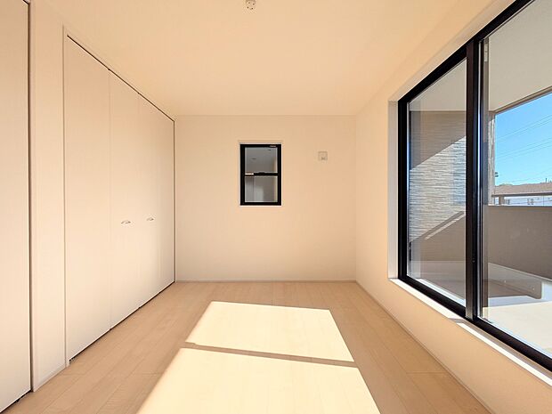 【寝室】充実した生活は伸びやかな居室空間から始まります。快適に・伸びやかに。心の潤いを求める方々へ。