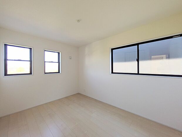 【Room-洋室-】  快適に過ごす条件は、一人ひとり違います。だからこそ飾り過ぎないシンプルな内装と偏り過ぎないデザインで統一しました。暮らしの中でオーナー様だけの【マイホーム】に創り上げ…