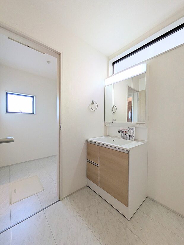 【洗面台】 十分な大きさの洗面台は、身だしなみチェックや歯磨きなど、朝の慌ただしい時間でもホテルライクなスペースで余裕とゆとりを感じて頂けます。