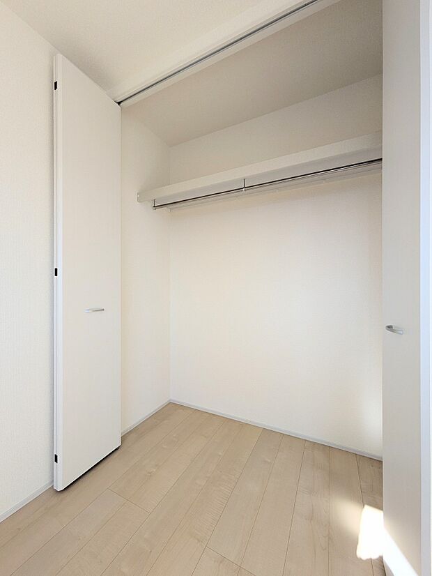 【収納】各所に配置された収納スペースは、洋服や小物はもちろんのこと、掃除機や日用予備品・お子様のおもちゃなど様々な物を収納して頂ける便利なスペースです。