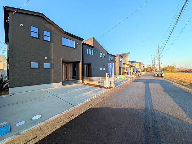 【外観】家の前をまっすぐの通りが走っている。クルマは少なく、人々は毎朝、ウォーキング、ジョギング、犬の散歩など、フリーな朝時間を過ごしている。