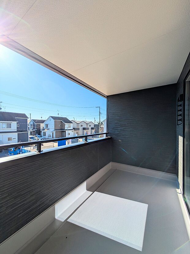 【バルコニー】澄み切った青空と、心地良い風を感じるバルコニー。