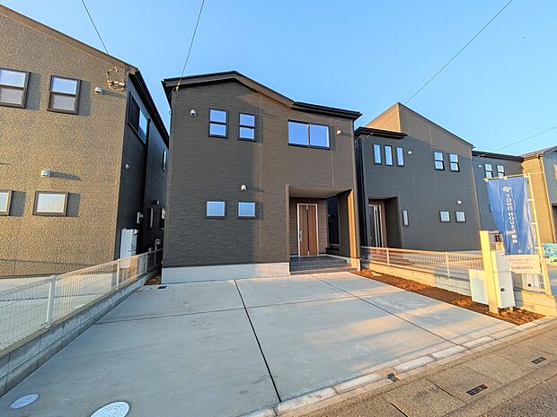 カースペース2台可/駐輪スペース。広々カースペースです。自転車、バイクなども置き場に困りません。