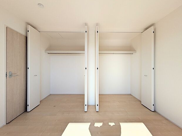 【リビング以外の居室】独立性を高めたお部屋。たっぷりの収納も配備しており、片付いた空間を現実出来そう。陽光も降り注ぐ明るく開放的な空間が魅力的。