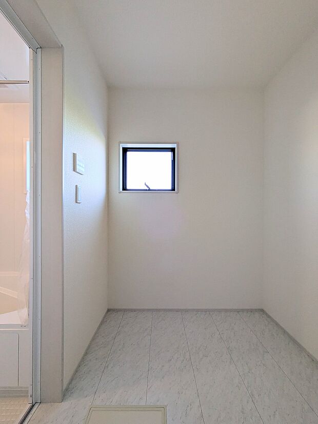 【脱衣所】脱衣所です。サニタリー収納付き。タオルや下着類等の保管場所として。