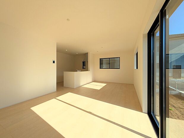 【ダイニングキッチン】料理をしながら、後片付けをしながら二人で会話を楽しみたい空間。