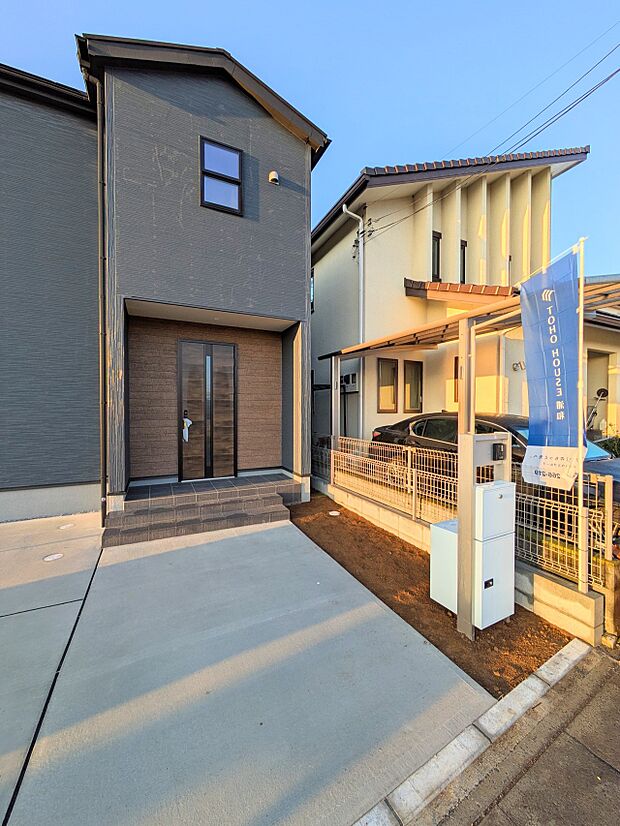 【玄関】家の顔となる玄関は、高いデザイン性が求められます。高級感と断熱性、防犯性に優れた玄関ドアを標準装備。ピッキング対策のセキュリティサムターン等、防犯に考慮しました。