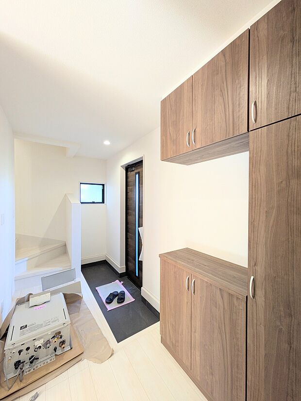 【玄関】上質感漂うアプローチ。居住者の帰り、訪れる方を優しく迎える。