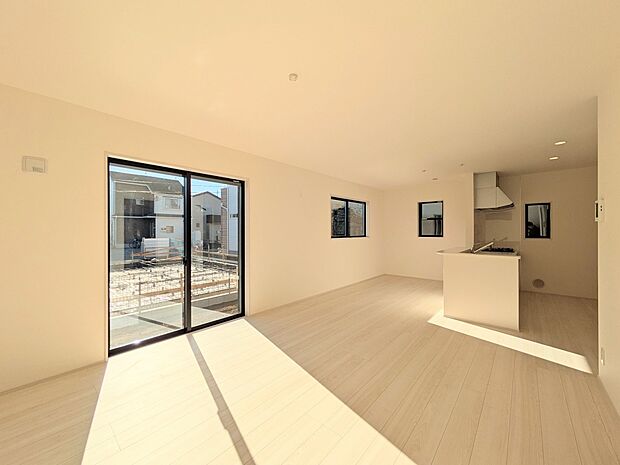 【リビング】インテリアショップで見掛けた「あの家具」も置ける、ゆったりとした空間。時に広さが上質な寛ぎの時間になる事も。