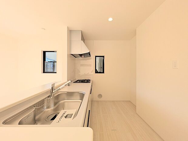 【Kitchen-キッチン】リビングにいるお子様と会話をしながら家事ができるカウンターキッチン。いま手があいているか、忙しそうなのか相手の様子を伺いながらコミュニケーションをとる訓練にもなり…